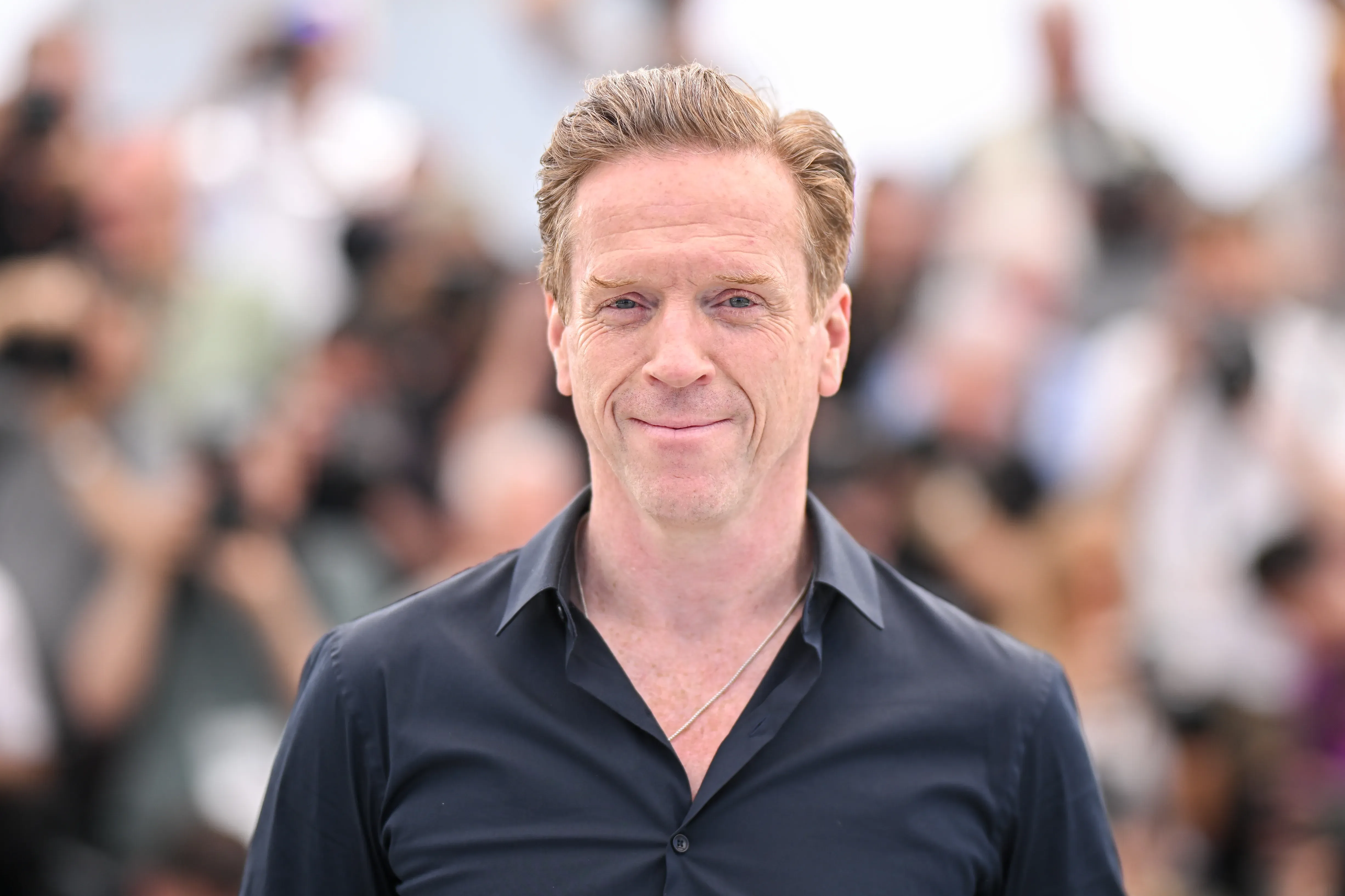 Presentadora de Radio Insulta Accidentalmente la Música de Damian Lewis en su Cara