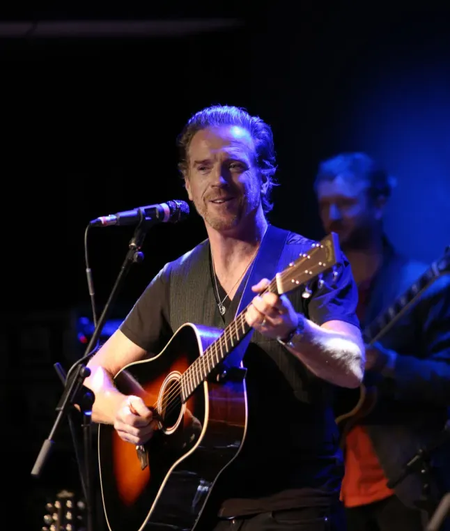 Presentadora de Radio Insulta Accidentalmente la Música de Damian Lewis en su Cara - Image 2