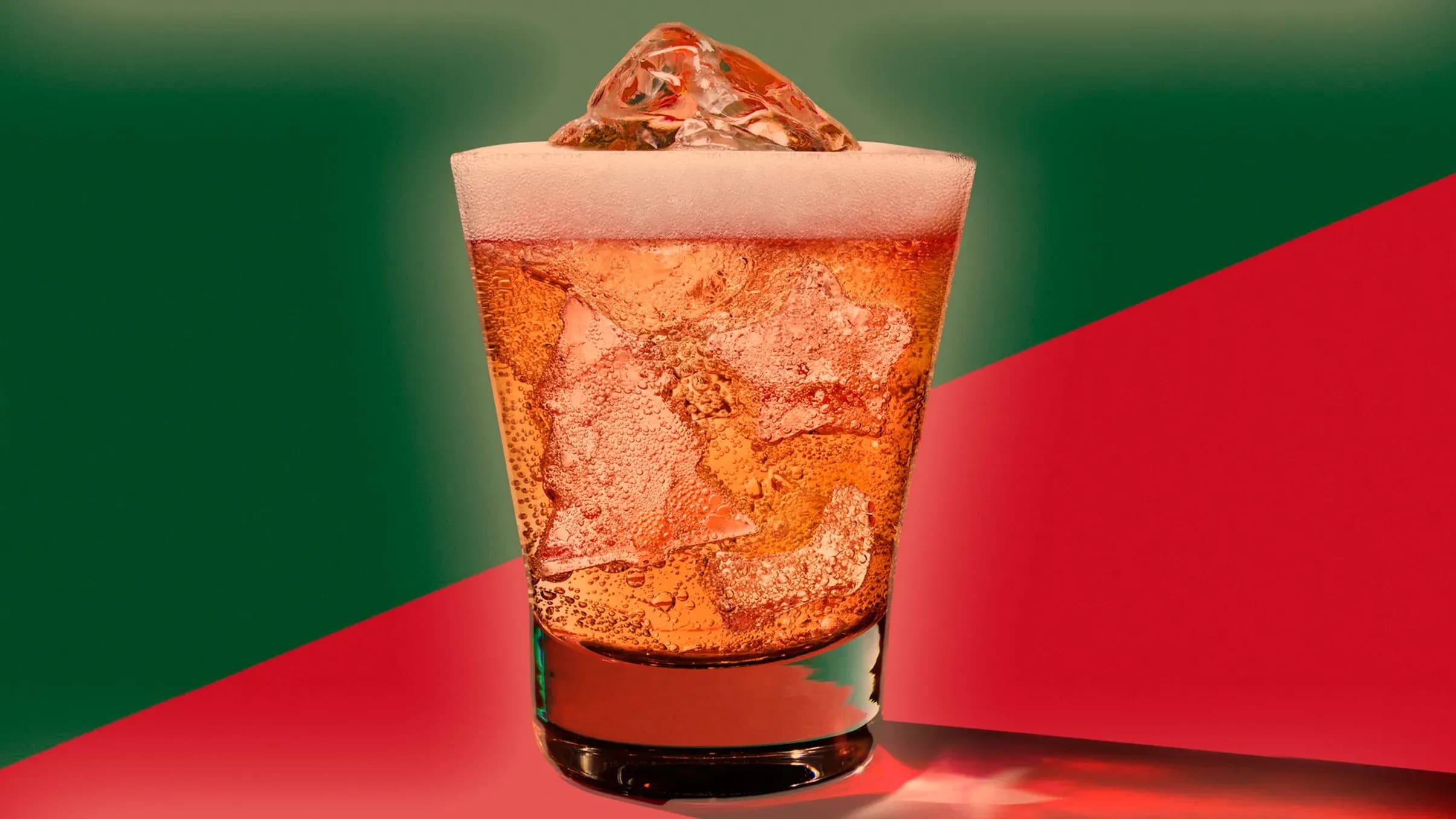 ¿Pedir sin hielo realmente te da más bebida?