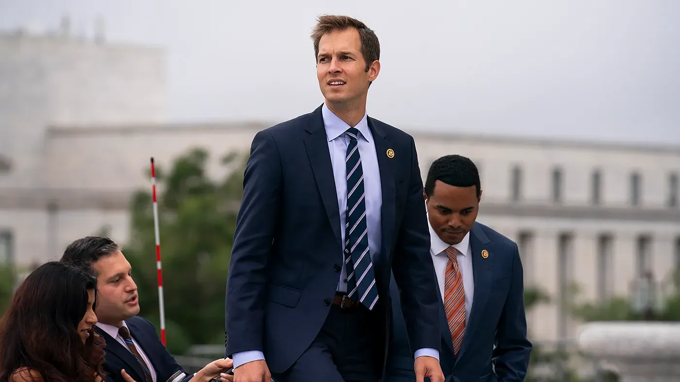 Congresista Advierte sobre Riesgo de Intervención Militar en Irán