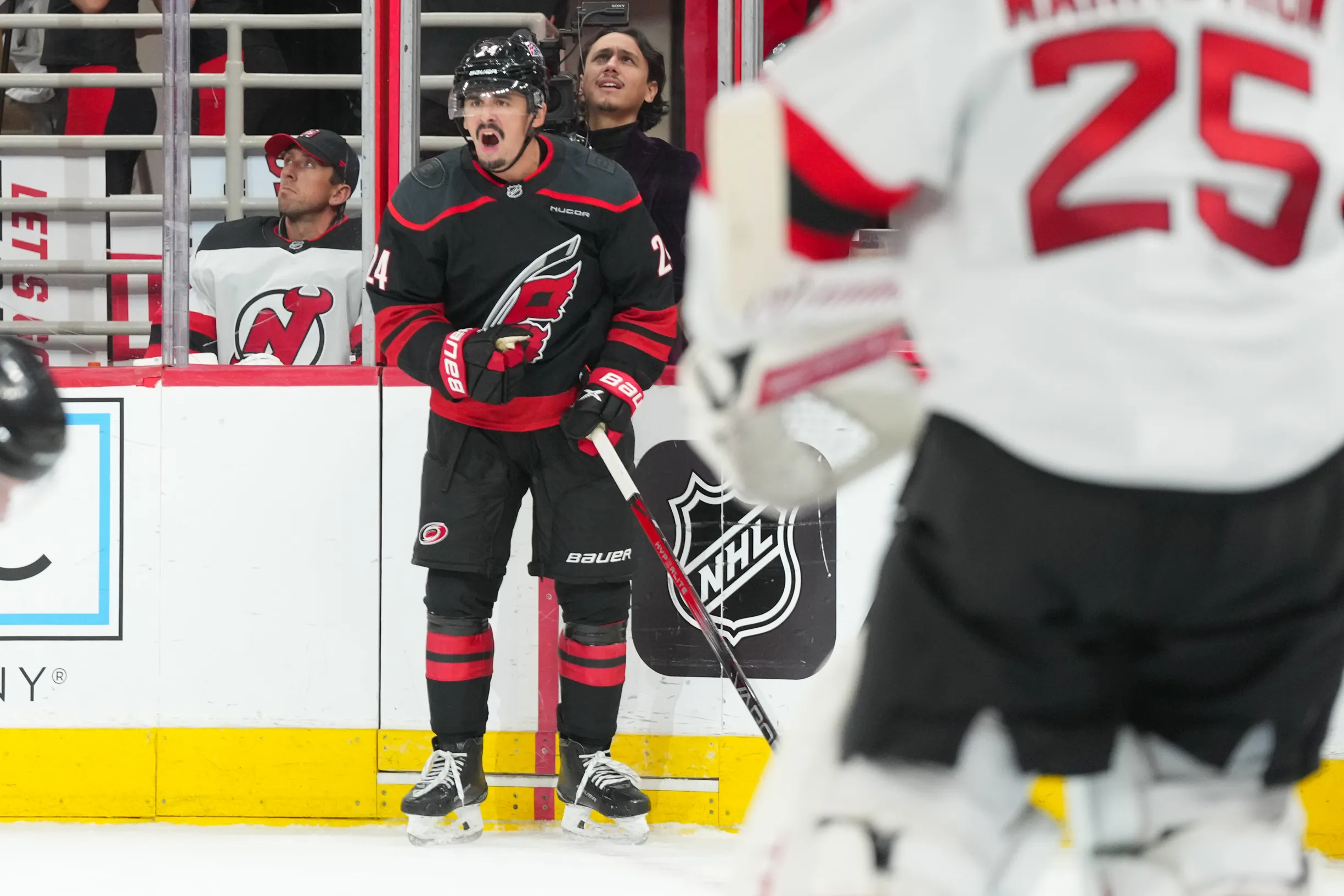 Hurricanes Barrer a los Devils: 3 Claves de la Victoria 5-2