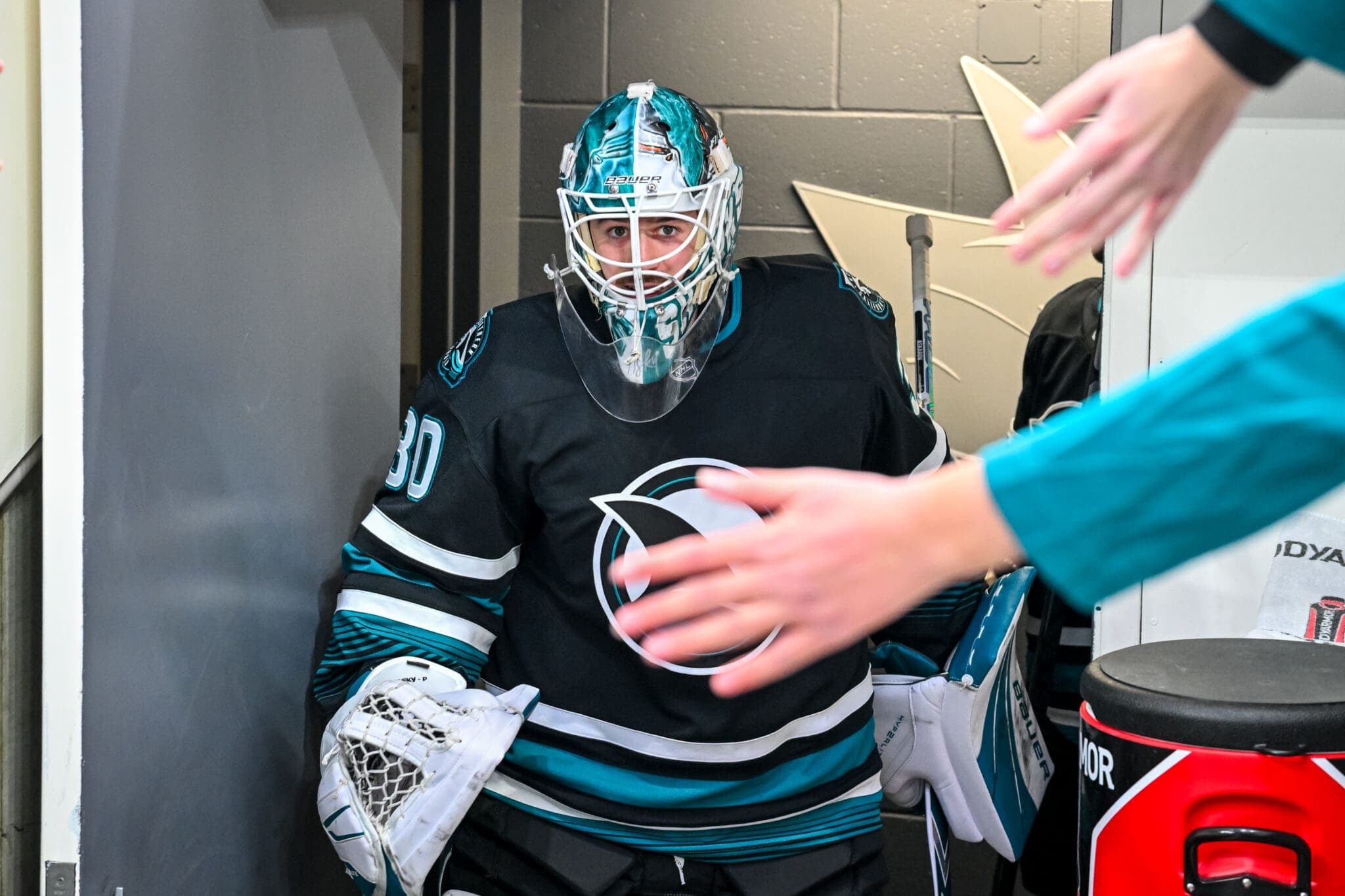 Klingberg y Askarov Practican con los Sharks; Brossoit es Llamado