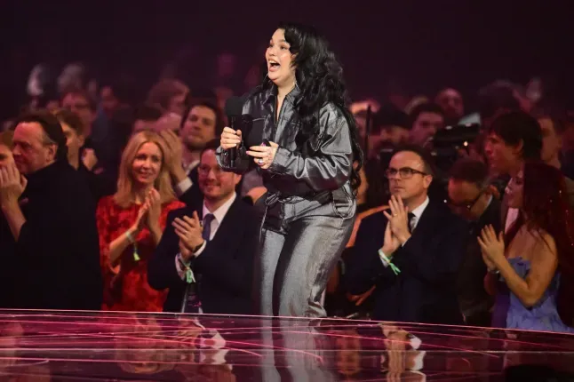 Lola Young Reveals Lily Allen's Advice That Made Her Say: 'I Can't Do That' - Image 3