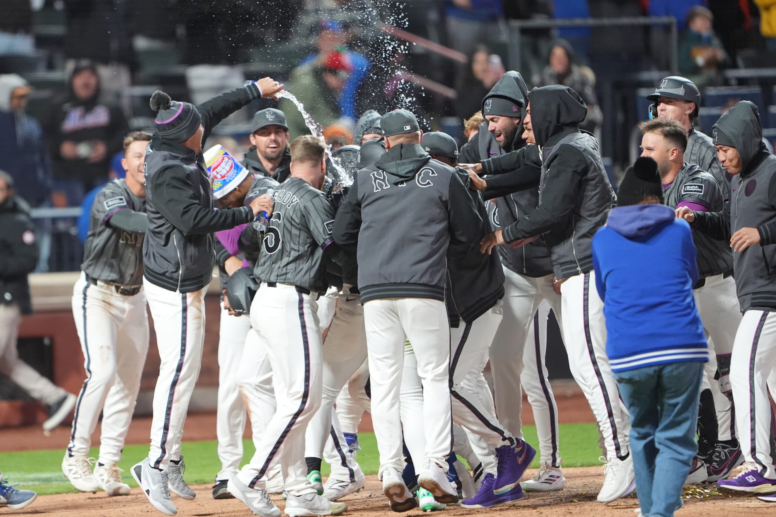 Luis Robert Jr. da la victoria a los Mets con un jonrón en la entrada 11