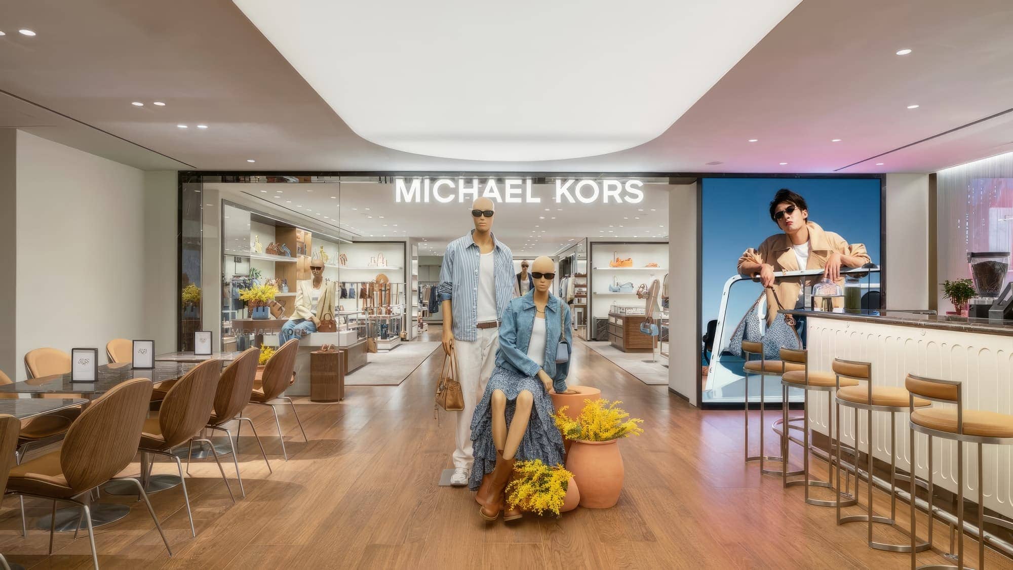 Michael Kors Abre Tienda con Café en Pekín: ¡Nuevo Concepto!