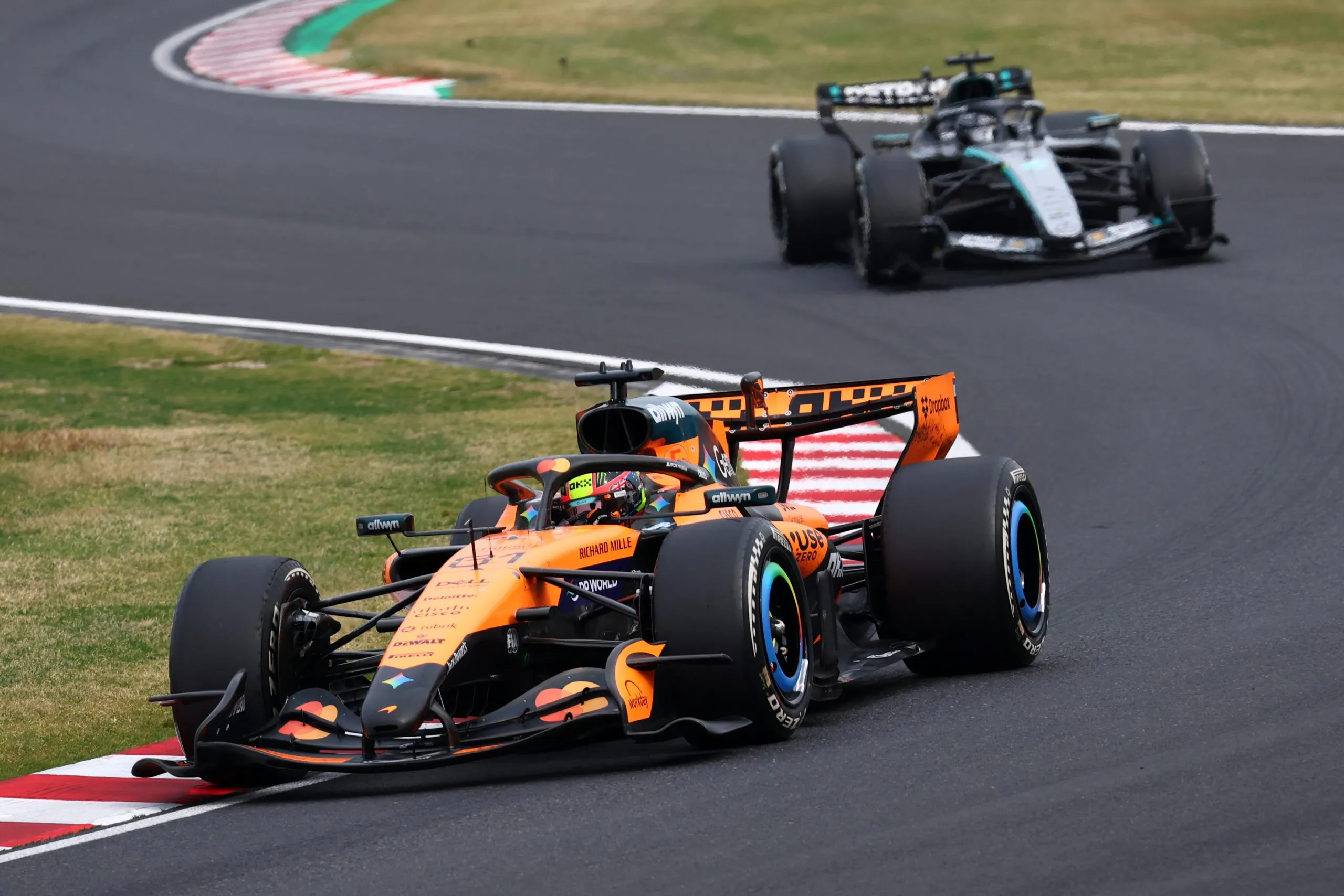 Piastri Ve a Mercedes Asequible, Pero con Gran Brecha por Reducir