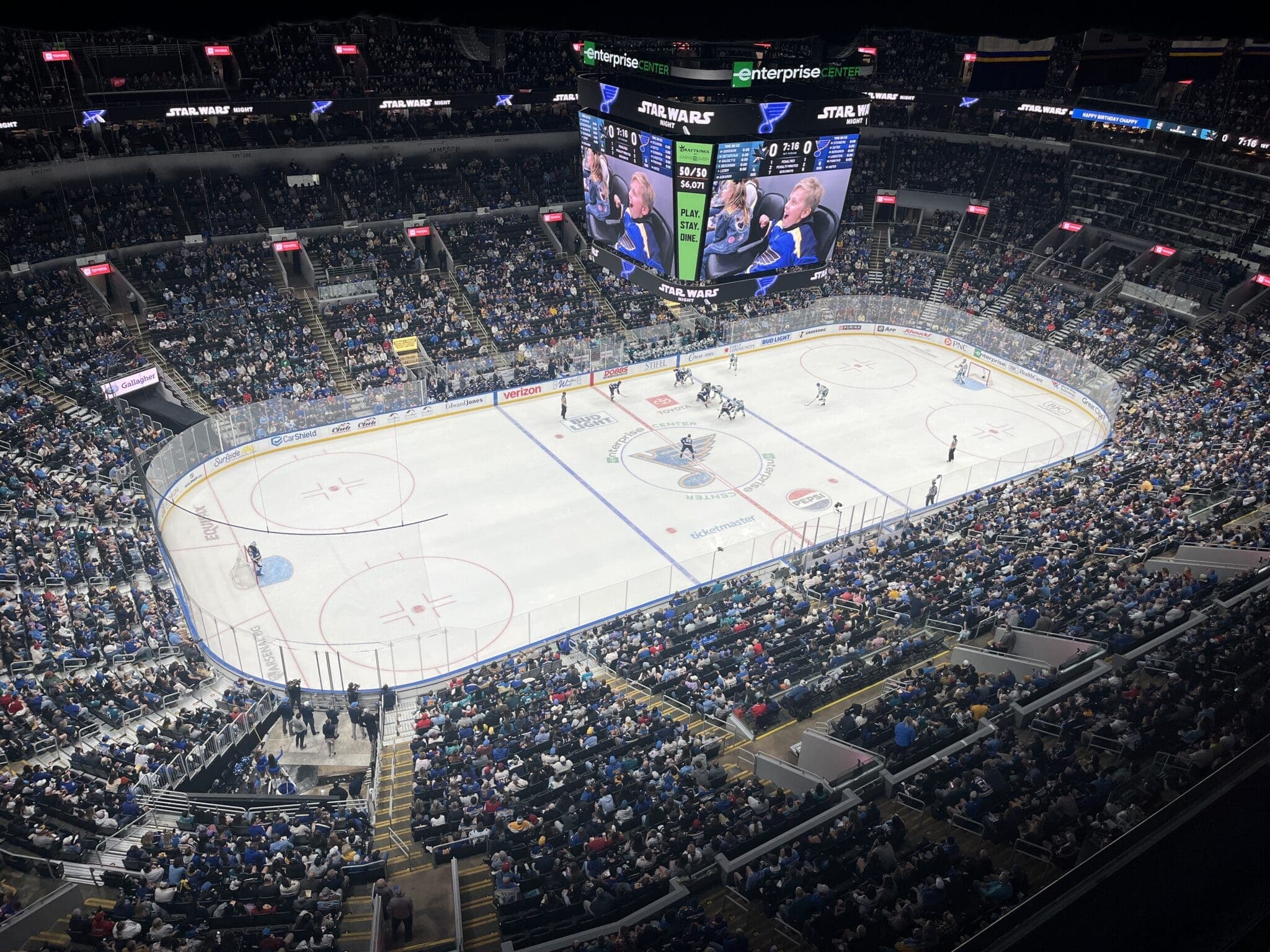 Tiburones Pierden 2-1 en OT: Askarov Sale del Juego