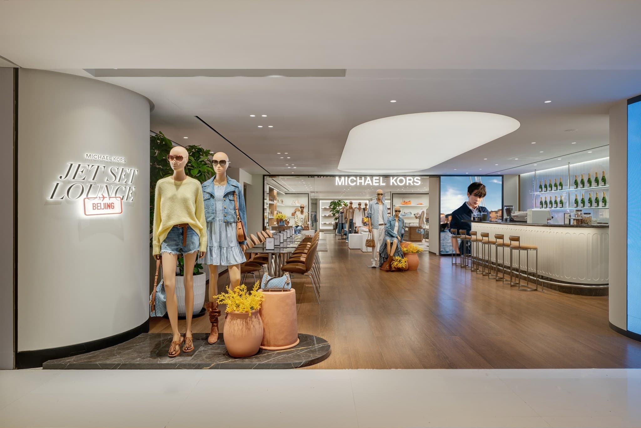 Michael Kors Abre Tienda con Café en Pekín: ¡Nuevo Concepto! - Image 1 Michael Kors Abre Tienda con Café en Pekín: ¡Nuevo Concepto! - Image 1