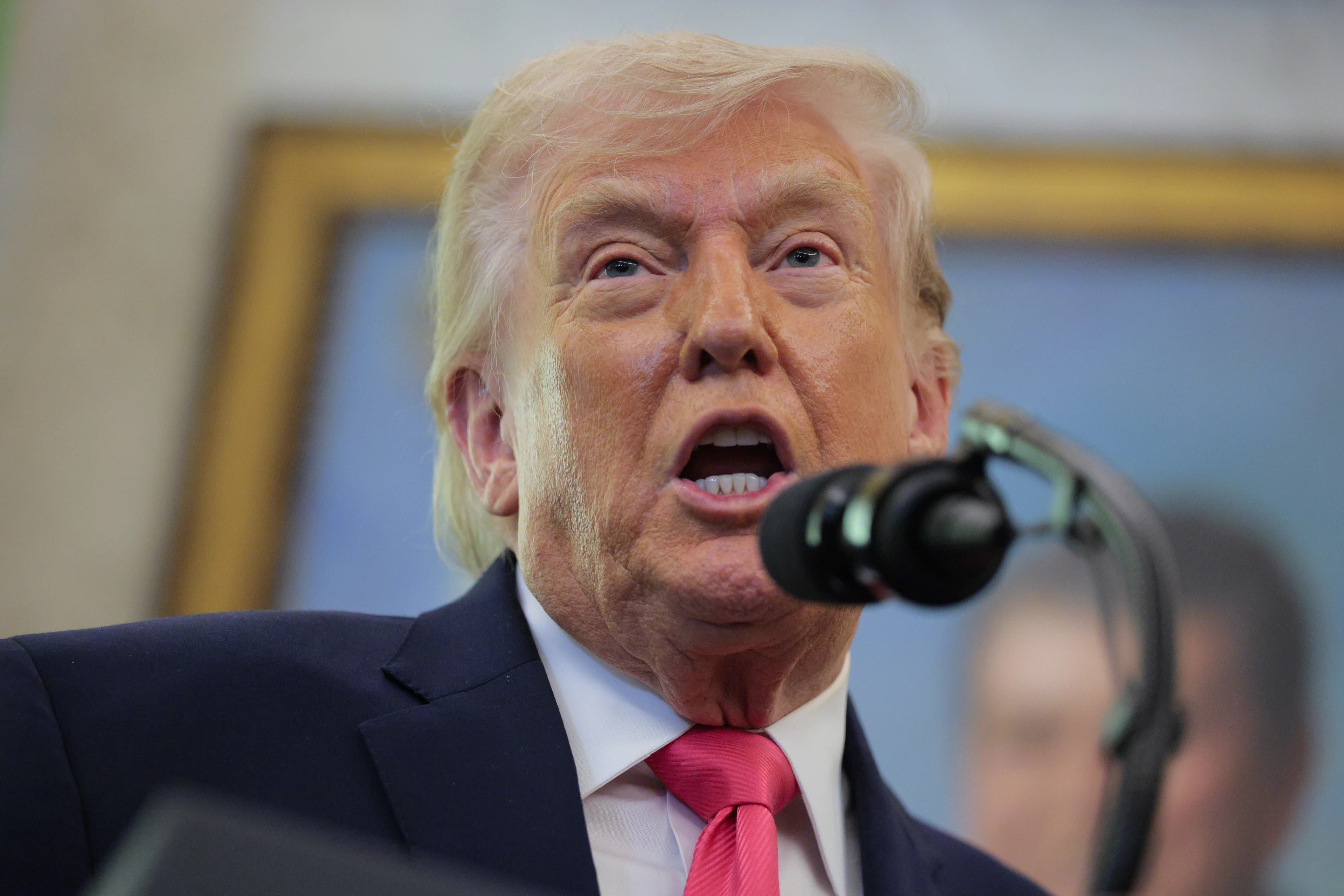 Trump Recibe Resumen Diario de Ataques en Irán: Explosiones en Video Trump Recibe Resumen Diario de Ataques en Irán: Explosiones en Video